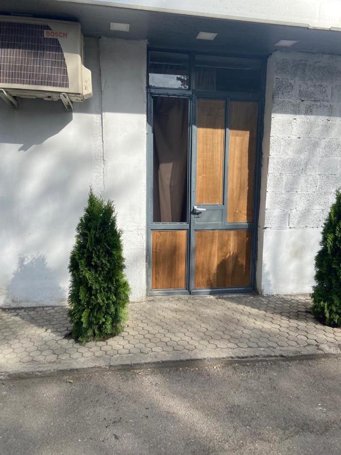 Vahe'S Family Guest House Front Yerevan Exterior photo
